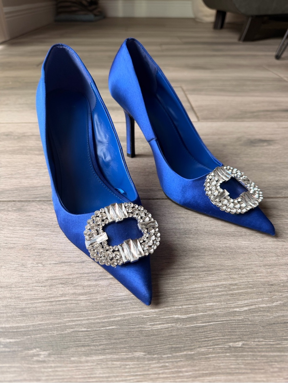 Satin Pointed Toe Pumps with Crystal Buckle MANGO